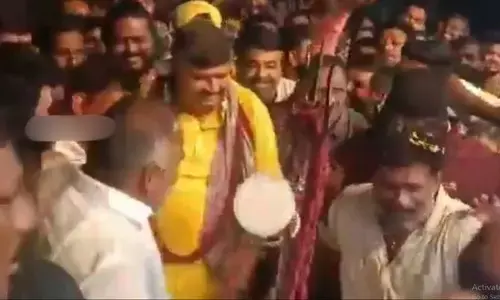 అఖండ-2 ప్రీమియర్ షో.. థియేటర్‌లో ఎమ్మెల్యేల డ్యాన్స్