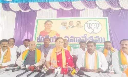 మహిళలకు 60 వేల బాకీ చీరతో మురిపించారు : ఎంపీ డీకే అరుణ