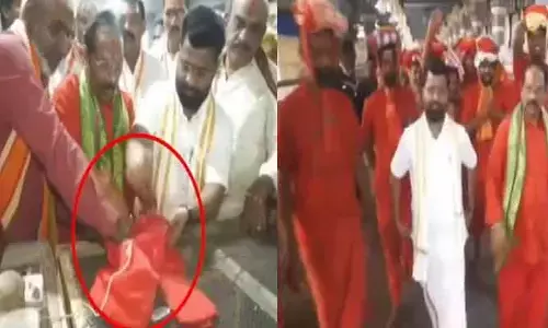 ఇంద్రకీలాద్రి దుర్గగుడిలో అపచారం.. భవానీ భక్తుల ఇరుముడిని విప్పిన చైర్మన్, ఈవో