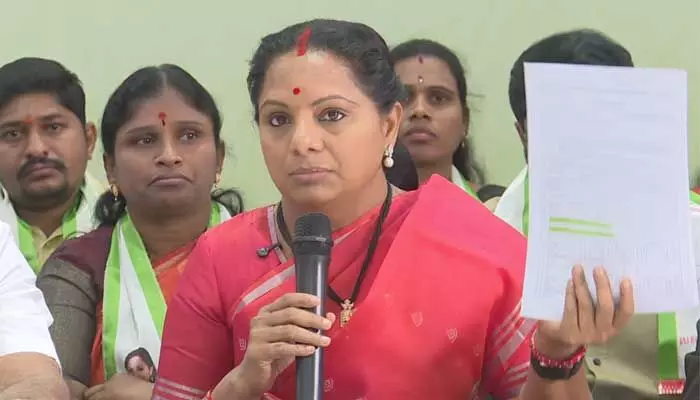 ఆ గుంట నక్కలకు చెప్తున్న ఒక్కొక్కడి తోలు తీస్తా.. కవిత మాస్ వార్నిగ్ ఆ గుంట నక్కలకు చెప్తున్న ఒక్కొక్కడి తోలు తీస్తా.. కవిత మాస్ వార్నిగ్