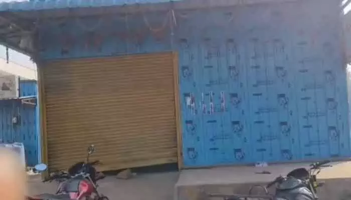 రాయదుర్గంలో దొంగల బీభత్సం.. మూడు దుకాణాల్లో చోరీ రాయదుర్గంలో దొంగల బీభత్సం.. మూడు దుకాణాల్లో చోరీ