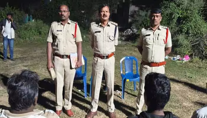 ఎన్నికల నియమాలు ఉల్లంఘిస్తే కఠిన చర్యలు : డీఎస్పీ చంద్రబాను ఎన్నికల నియమాలు ఉల్లంఘిస్తే కఠిన చర్యలు : డీఎస్పీ చంద్రబాను