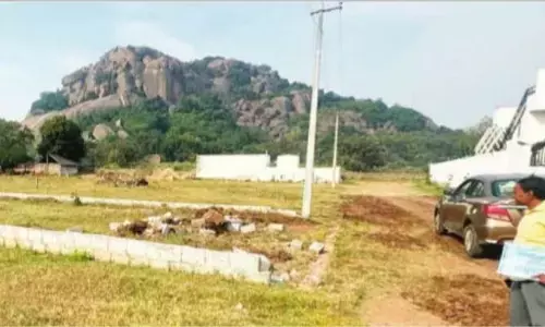 అక్రమ వెంచర్‌లో అరాచకం.. చిన్న ఉద్యోగుల ప్లాట్లపై దౌర్జన్యం