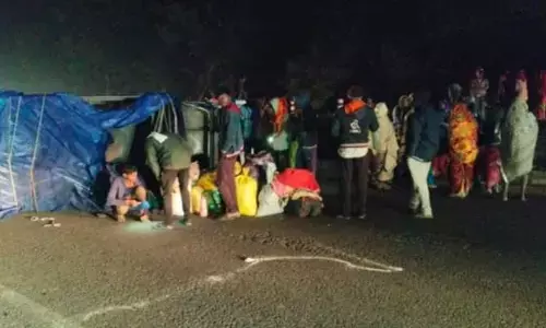 అదుపుతప్పి బొలెరో వాహనం బోల్తా..