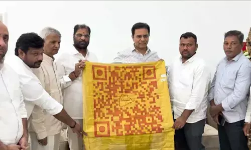 తెలంగాణ క్యూఆర్ కోడ్‌తో చేనేత శాలువా..