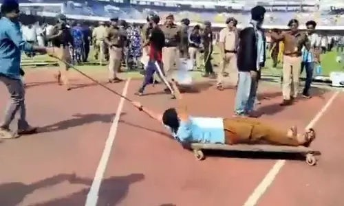 ఇలా ఉన్నారేంట్రా.. కోల్‌కతా స్టేడియం వద్ద అభిమానుల హంగామా.. వీడియో వైరల్