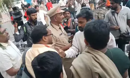 మెస్సీ మ్యాచ్ వేళ.. ఉప్పల్ స్టేడియం వద్ద మీడియాతో పోలీసుల వాగ్వాదం!