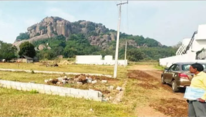 అక్రమ వెంచర్లో అరాచకం.. చిన్న ఉద్యోగుల ప్లాట్లపై దౌర్జన్యం అక్రమ వెంచర్లో అరాచకం.. చిన్న ఉద్యోగుల ప్లాట్లపై దౌర్జన్యం
