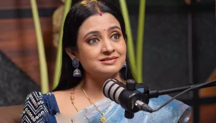 అలాంటి బట్టలు వేసుకుంటే ఎదుటివారితో మాటలు పడాల్సిందే.. ఇంద్రజ షాకింగ్ కామెంట్స్ అలాంటి బట్టలు వేసుకుంటే ఎదుటివారితో మాటలు పడాల్సిందే.. ఇంద్రజ షాకింగ్ కామెంట్స్
