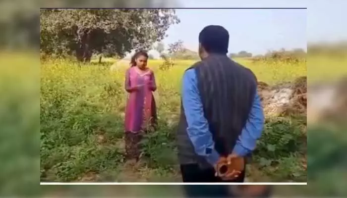 పరీక్ష ఫీజు కట్టలేదని పొలం పనులకు వెళ్లిన విద్యార్థిని.. హెడ్మాస్టర్ ఏం చేశాడంటే? పరీక్ష ఫీజు కట్టలేదని పొలం పనులకు వెళ్లిన విద్యార్థిని.. హెడ్మాస్టర్ ఏం చేశాడంటే?