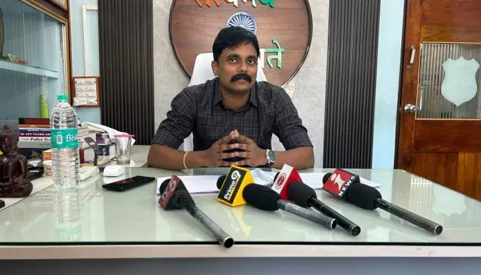 ఎన్నికల్లో ఓటు హక్కును స్వేచ్ఛగా వినియోగించుకోవాలి: ఎస్పీ రోహిత్ రాజు ఎన్నికల్లో ఓటు హక్కును స్వేచ్ఛగా వినియోగించుకోవాలి: ఎస్పీ రోహిత్ రాజు