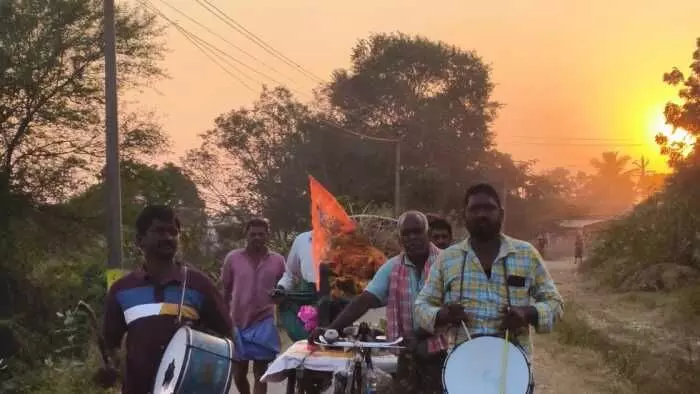వానరంపై మానవత్వం చాట్టుకున్న చింతకాని గ్రామస్థులు వానరంపై మానవత్వం చాట్టుకున్న చింతకాని గ్రామస్థులు