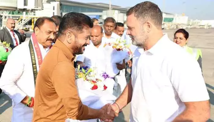 ఒకే కారులో రాహుల్, రేవంత్, టీపీసీసీ చీఫ్.. ప్రభుత్వ పనితీరుపై సంతృప్తి ఒకే కారులో రాహుల్, రేవంత్, టీపీసీసీ చీఫ్.. ప్రభుత్వ పనితీరుపై సంతృప్తి