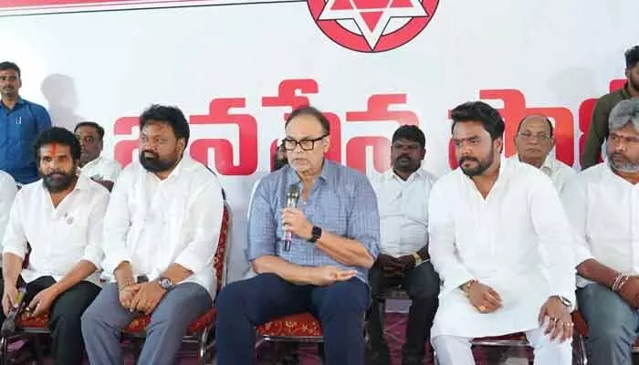 జనసేన కార్యకర్త అనిపించుకోవడంలోనే నిజమైన సంతృప్తి: ఎమ్మెల్సీ నాగబాబు జనసేన కార్యకర్త అనిపించుకోవడంలోనే నిజమైన సంతృప్తి: ఎమ్మెల్సీ నాగబాబు