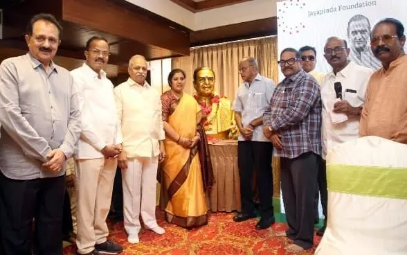 రాష్ట్ర, దేశ రాజకీయాల్లో ఎన్టీఆర్ ముద్ర శాశ్వతమైనది -దగ్గుబాటి పురందేశ్వరి రాష్ట్ర, దేశ రాజకీయాల్లో ఎన్టీఆర్ ముద్ర శాశ్వతమైనది -దగ్గుబాటి పురందేశ్వరి