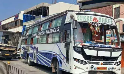 మంత్రాలయంలో ప్రైవేట్ ట్రావెల్స్ ఇష్టారాజ్యం