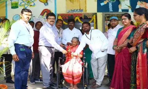 102 సంవ‌త్స‌రాల వృద్ధురాలికి స్వాగ‌తం : క‌లెక్ట‌ర్ హ‌నుమంత‌రావు