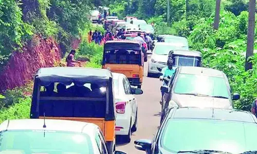 అరకు ఘాట్ రోడ్డులో కిలోమీటర్ల మేర ట్రాఫిక్ జామ్