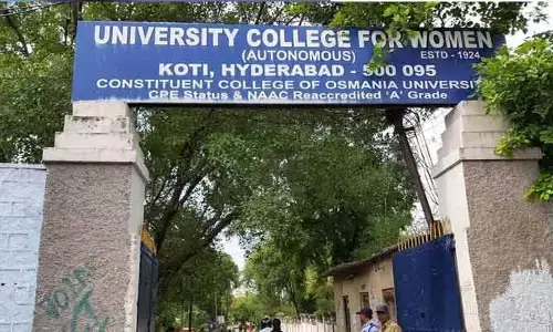 మెస్‌ ఇన్‌ఛార్జిపై కోఠి మహిళా కళాశాల విద్యార్థినుల ఫిర్యాదు