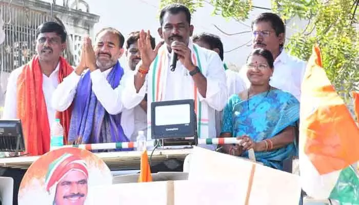 నా క్యాంప్ ఆఫీసుకు వస్తే మెడబట్టి బయటకు గెంటేస్తా.. MLA మేఘారెడ్డి వివాదాస్పద వ్యాఖ్యలు నా క్యాంప్ ఆఫీసుకు వస్తే మెడబట్టి బయటకు గెంటేస్తా.. MLA మేఘారెడ్డి వివాదాస్పద వ్యాఖ్యలు