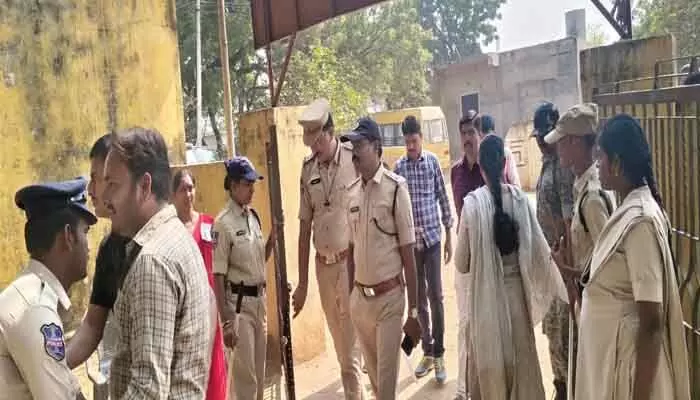 పోలింగ్ కేంద్రాలపై ఎస్పీ ప్రత్యేక నిఘా పోలింగ్ కేంద్రాలపై ఎస్పీ ప్రత్యేక నిఘా