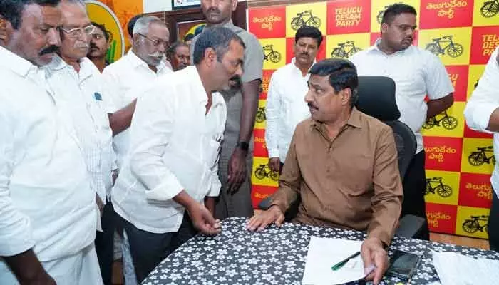ప్రజల అర్జీలు.. స్పాట్లోనే మంత్రి పరిష్కారం ప్రజల అర్జీలు.. స్పాట్లోనే మంత్రి పరిష్కారం
