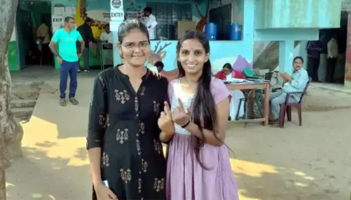 Sarpanch Election: రష్యా నుంచి వచ్చి ఓటు హక్కు వినియోగించుకున్న యువతి Sarpanch Election: రష్యా నుంచి వచ్చి ఓటు హక్కు వినియోగించుకున్న యువతి