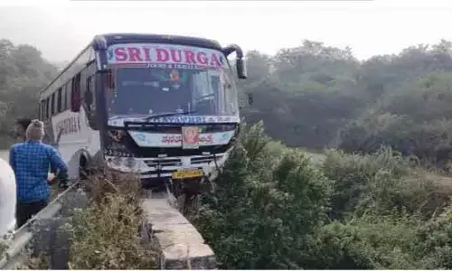 శ్రీశైలం ఘాట్ రోడ్డులో తప్పిన పెను ప్రమాదం