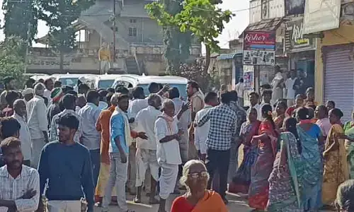 రంగంపేట‌లో ఎమ్మెల్యే సునీత రెడ్డి కాన్వాయ్ ని అడ్డుకున్న కాంగ్రెస్ కార్య‌క‌ర్త‌లు