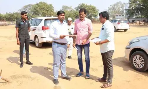 ఎన్నిక‌ల అధికారులు స‌కాలంలో పోలింగ్ కేంద్రాల‌కు చేరుకోవాలి : క‌లెక్ట‌ర్ కుమార్ దీప‌క్