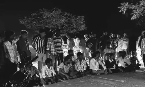 బొలెరో వాహనం, బైక్ ఢీ..స్పాట్ లోనే