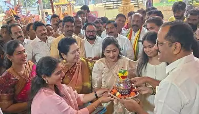 శ్రీ గంగానమ్మ తల్లిని దర్శనం చేసుకున్న హోంమంత్రి శ్రీ గంగానమ్మ తల్లిని దర్శనం చేసుకున్న హోంమంత్రి