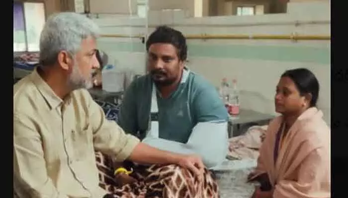 దాడిలో గాయపడిన వారిని పరామర్శించిన వల్లభనేని వంశీ దాడిలో గాయపడిన వారిని పరామర్శించిన వల్లభనేని వంశీ
