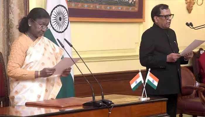 చీఫ్ ఇన్ఫర్మేషన్ కమిషనర్గా రాజ్ కుమార్ గోయల్ ప్రమాణం.. హాజరైన రాష్ట్రపతి, ఉప రాష్ట్రపతి చీఫ్ ఇన్ఫర్మేషన్ కమిషనర్గా రాజ్ కుమార్ గోయల్ ప్రమాణం.. హాజరైన రాష్ట్రపతి, ఉప రాష్ట్రపతి