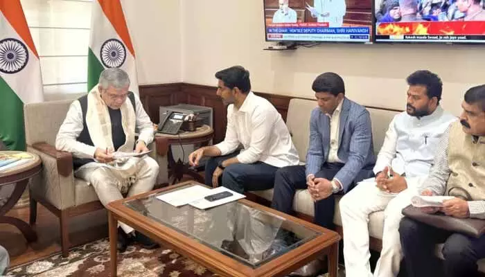 రాష్ట్రానికి సహకారం అందించండి: కేంద్రమంత్రిని కోరిన మంత్రి లోకేశ్ రాష్ట్రానికి సహకారం అందించండి: కేంద్రమంత్రిని కోరిన మంత్రి లోకేశ్
