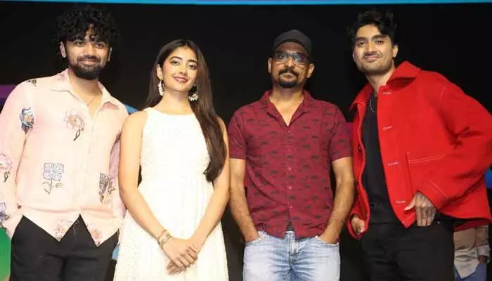 ఇదొక కొత్త రకమైన కథ.. బ్లాక్బస్టర్ మూవీకి కావాల్సిన అన్ని ఎలిమెంట్స్ ‘పతంగ్’ లో ఉన్నాయి: దేవకట్టా ఇదొక కొత్త రకమైన కథ.. బ్లాక్బస్టర్ మూవీకి కావాల్సిన అన్ని ఎలిమెంట్స్ ‘పతంగ్’ లో ఉన్నాయి: దేవకట్టా