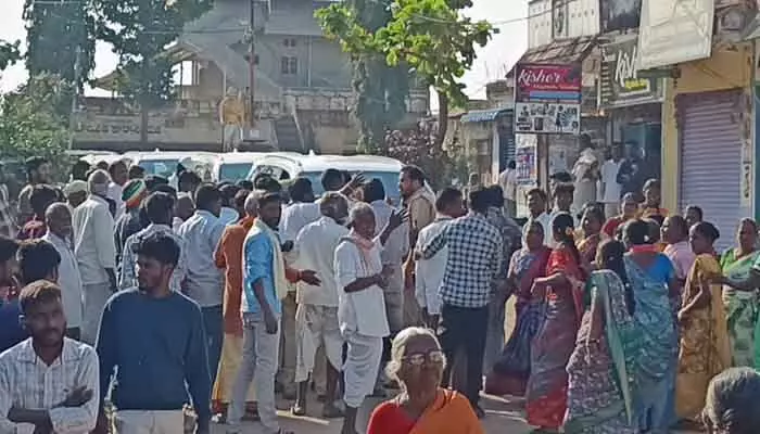రంగంపేటలో ఎమ్మెల్యే సునీత రెడ్డి కాన్వాయ్ ని అడ్డుకున్న కాంగ్రెస్ కార్యకర్తలు రంగంపేటలో ఎమ్మెల్యే సునీత రెడ్డి కాన్వాయ్ ని అడ్డుకున్న కాంగ్రెస్ కార్యకర్తలు