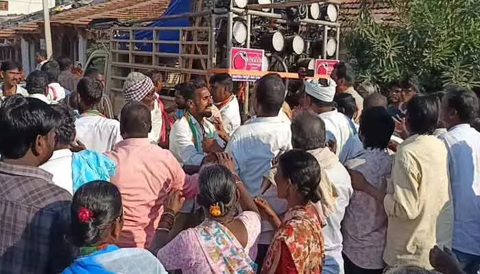 ఎమ్మెల్యే సునీత రెడ్డి గన్ మెన్లు కాంగ్రెస్ కార్యకర్తలను నెట్టేయడం వల్లనే గొడవ : కాంగ్రెస్ అభ్యర్థి అనిత ఎమ్మెల్యే సునీత రెడ్డి గన్ మెన్లు కాంగ్రెస్ కార్యకర్తలను నెట్టేయడం వల్లనే గొడవ : కాంగ్రెస్ అభ్యర్థి అనిత