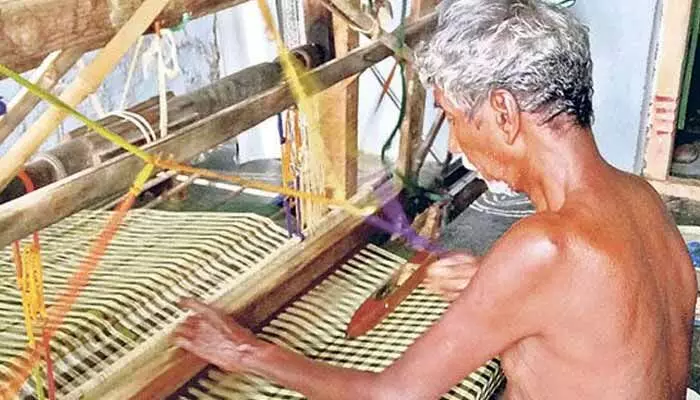 చేనేత కార్మికులకు గుడ్ న్యూస్.. త్వరలో ఉచిత పథకం అమలు చేనేత కార్మికులకు గుడ్ న్యూస్.. త్వరలో ఉచిత పథకం అమలు