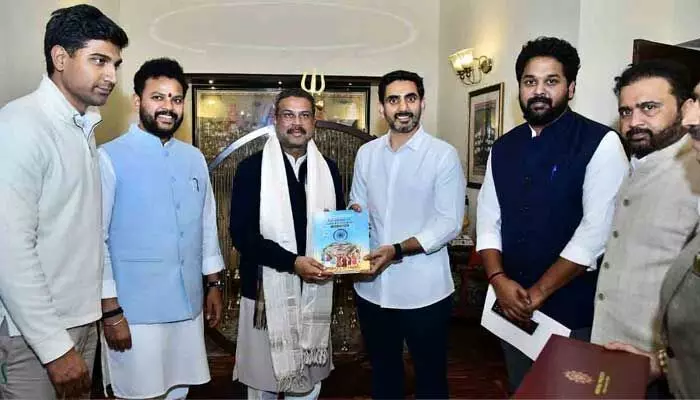Minister Lokesh : కేంద్ర విద్యాశాఖ మంత్రితో మంత్రి లోకేశ్ భేటీ Minister Lokesh : కేంద్ర విద్యాశాఖ మంత్రితో మంత్రి లోకేశ్ భేటీ