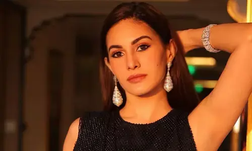 Amyra Dastur : బ్లాక్ అవుట్‌ఫిట్‌లో అమైరా దస్తూర్ స్టన్నింగ్ లుక్