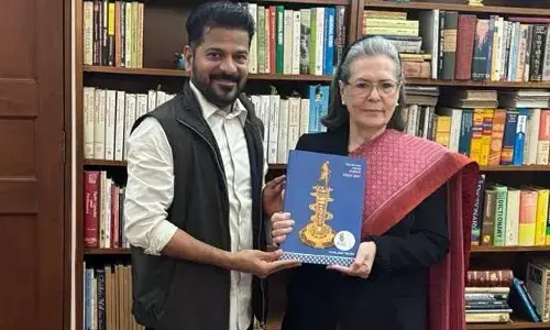 సీఎం రేవంత్‌ని అభినందించిన సోనియా గాంధీ.. ఢిల్లీలో సమావేశం
