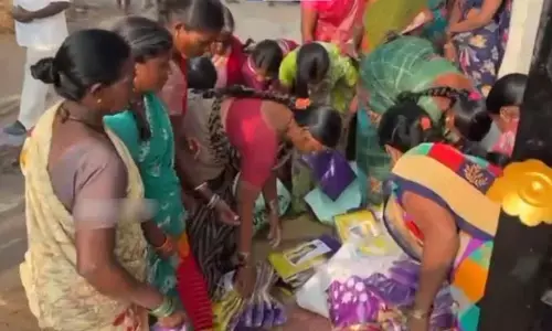 ఓట్ల కోసం గ్రామంలో చీరల పంపిణీ.. అడ్డంగా దొరికిపోయిన అభ్యర్థి