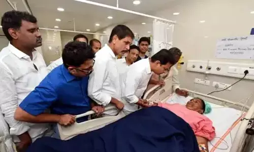 ట్రాక్టర్‌తో దాడి ఘటనలో బాధితులను పరామర్శించిన కేటీఆర్