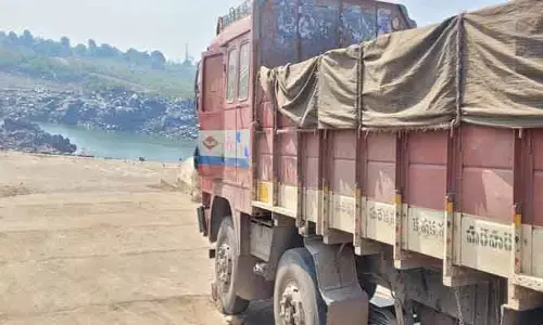 గూగుల్ మాటవిని నదిలోకి వెళ్లిన లారీ..!
