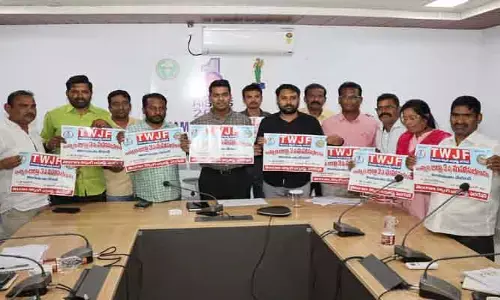 టీడబ్ల్యూజేఎఫ్ మహాసభల పోస్టర్ ను ఆవిష్కరించిన కలెక్టర్