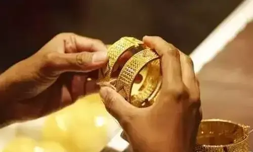 Gold: వరుస నాలుగు రోజుల తర్వాత రూ.1,700 తగ్గిన బంగారం