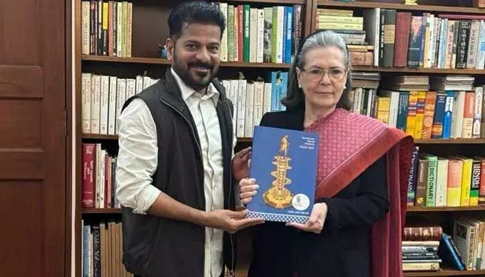 సీఎం రేవంత్ని అభినందించిన సోనియా గాంధీ.. ఢిల్లీలో సమావేశం సీఎం రేవంత్ని అభినందించిన సోనియా గాంధీ.. ఢిల్లీలో సమావేశం