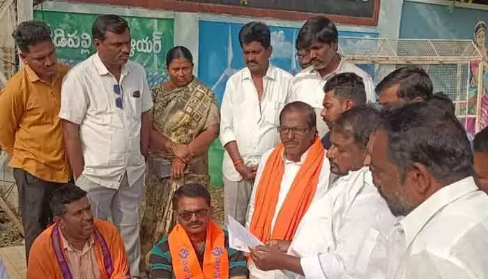నిధుల కోసం ఆలయాన్నే కబ్జా చేయడం దుర్మార్గం : మాజీ మంత్రి నిధుల కోసం ఆలయాన్నే కబ్జా చేయడం దుర్మార్గం : మాజీ మంత్రి