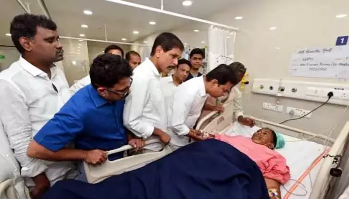 ట్రాక్టర్తో దాడి ఘటనలో బాధితులను పరామర్శించిన కేటీఆర్ ట్రాక్టర్తో దాడి ఘటనలో బాధితులను పరామర్శించిన కేటీఆర్